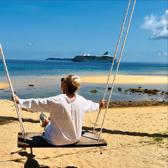 Mädchen auf einer Schaukel am Strand auf Tioman Island