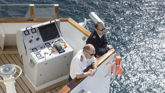 Kapitän auf der Brücke