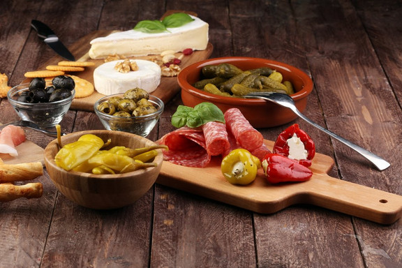 französische Brotzeit mit Wurst und Käse