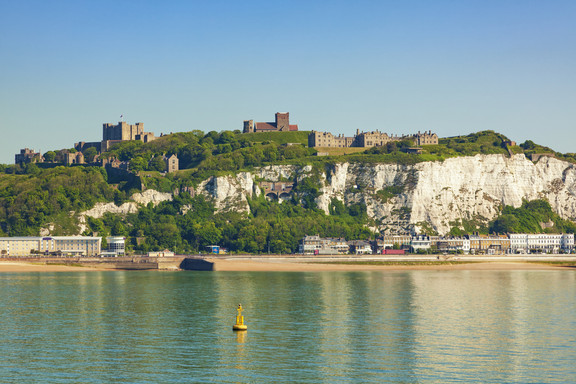 Dover White Cliffs mit Dover Castle im Hintergrund