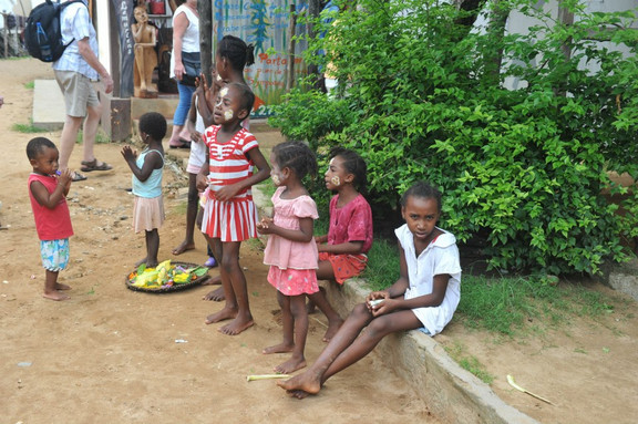 Kinder in einer Straße in Madagaskar