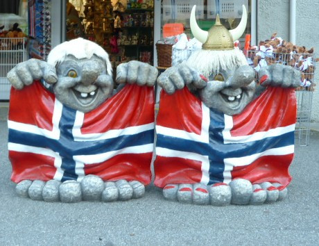 Trollpärchen vor einem Geschäft