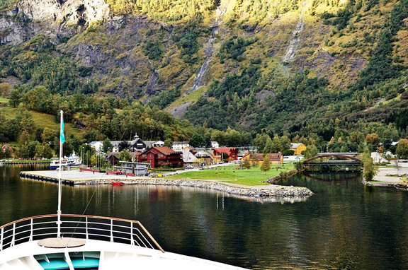 Panoramabild vom Schiff auf das Örtchen Flam