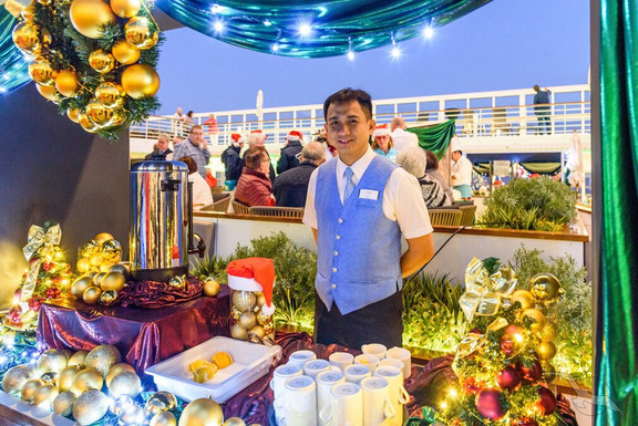 Adventmarkt an bord von MS Artania