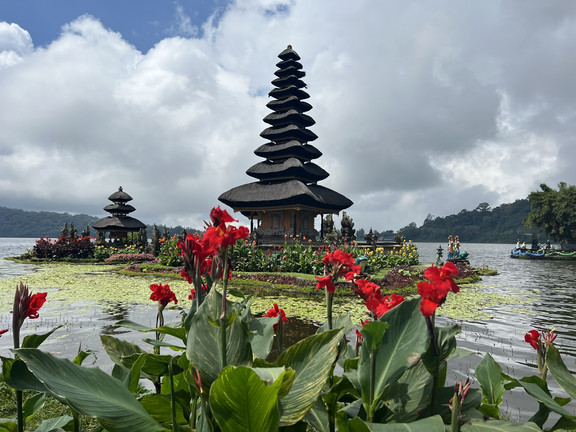 DANAU BERATAN Tempel
