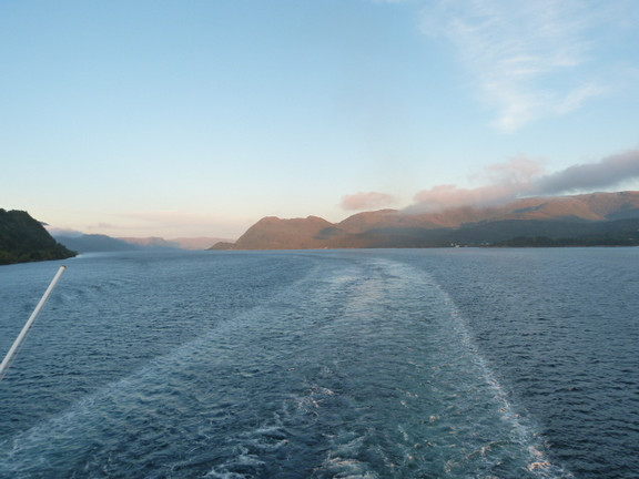 das Schiff kreuzt im Nordfjordeid