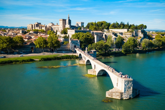 Pont Saint Benezet Brücke mit Blick auf Avignon