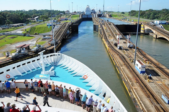 MS Artania im Panamakanal