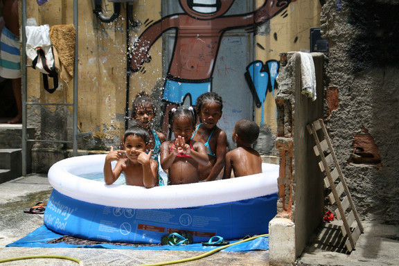 Kinder in der Favela beim Baden