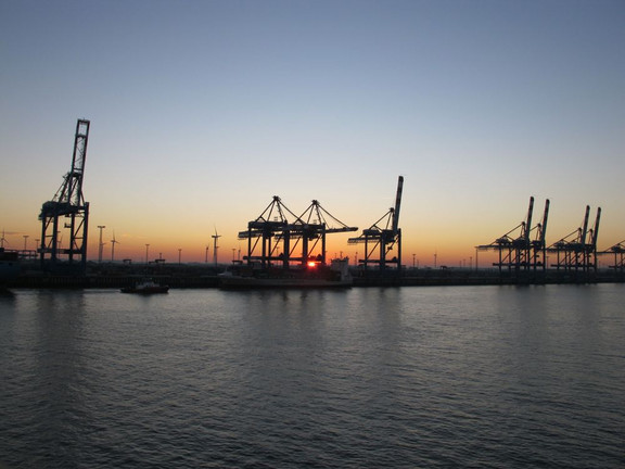 Hafen von Bremerhaven im Sonnenuntergang