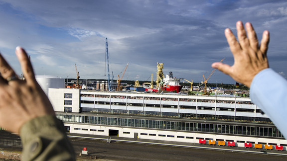 Schnupper-Cruise 1 winkende Hände bei der Abfahrt von Bremerhaven