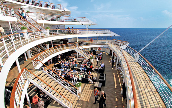 MS Artania auf See Blick über die Phoenix Bar auf Achtern