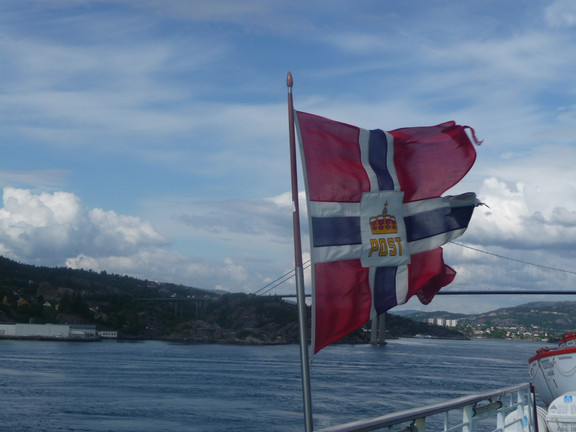 Norwegische Postschifffahne weht auf MS Artania