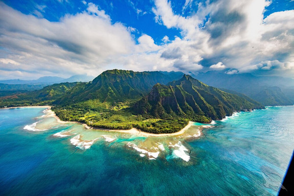AMA538 Von Tahiti nach Hawaii und Kalifornien - Kreuzfahrt MS Amadea Luftaufnahme einer Insel auf Hawaii