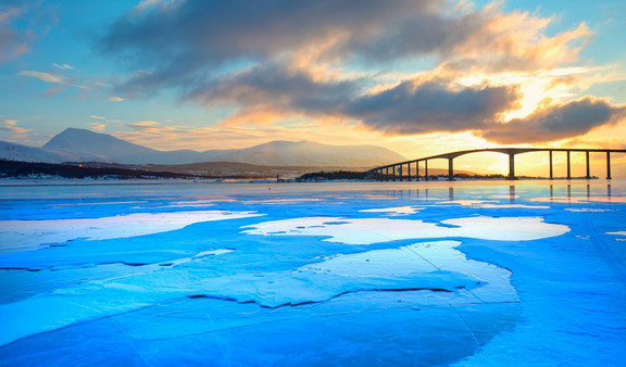 Wintertraum - Mit MS Amera bis ans Nordkap Winterpanorama in Tromsö mit der berühmten Brücke "Tromsobrua" und Stadt im Hintergrund