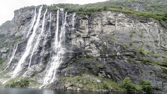 Auf den Spuren der Postschiffe bis ans Nordkap Wasserfall der sieben Schwestern im Geirangerfjord