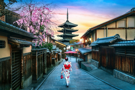Mädchen in traditionellem Kimono in Kyoto