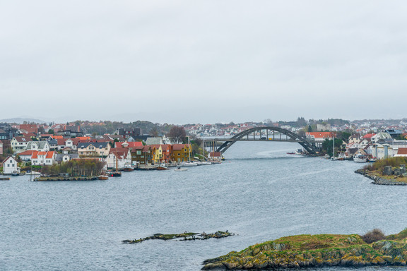 Wintertraum - Mit MS Amera bis ans Nordkap Panoramablick auf die Stadt Kristiansand