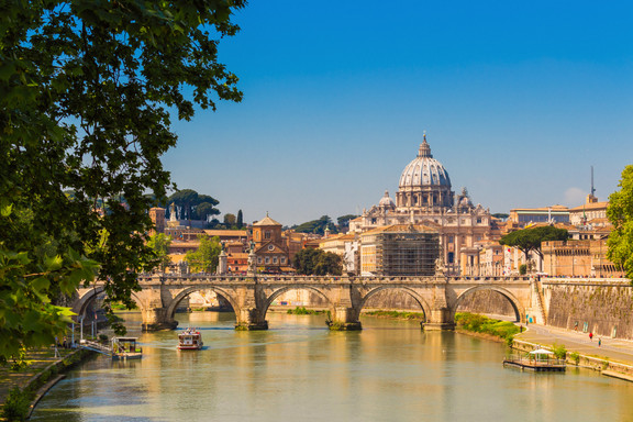 Brücke über den Tiber mit Stadtbild