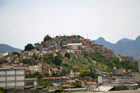 Blick auf eine Favela in Rio de Janeiro