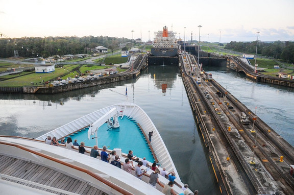 MS Amera im Panamakanal in der Schleuse