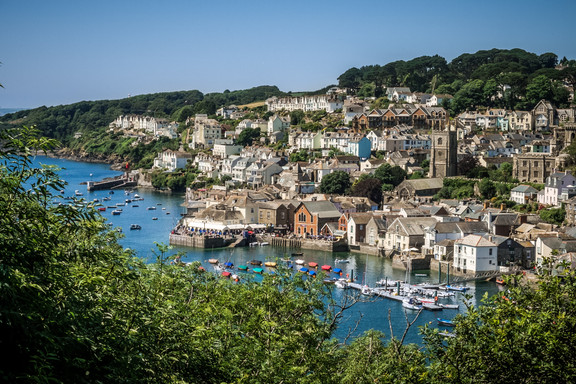 Blick auf die Stadt, den Hafen und Fluss