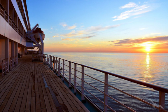 Schnupper-Cruise 2 MS Amera auf See bei Sonnenuntergang