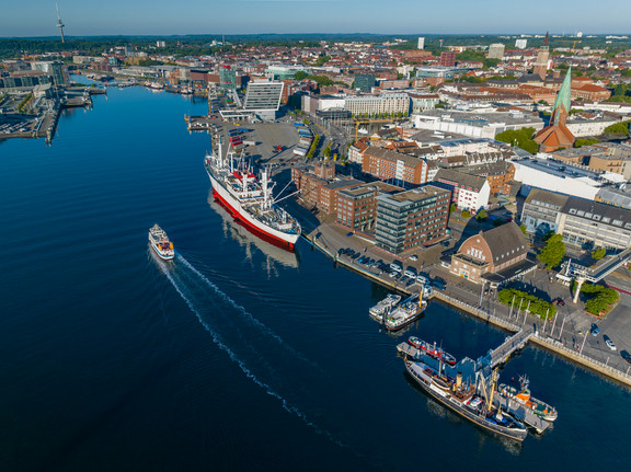 Panoramablick auf den Hafen von Kiel