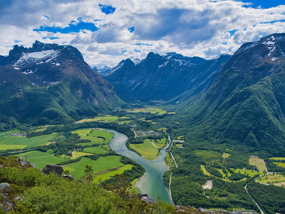 Auf den Spuren der Postschiffe bis ans Nordkap Panorama über das Raumatal in Norwegen