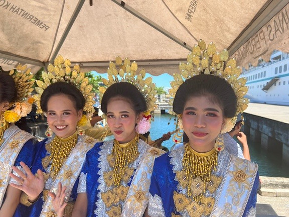 Mädchen in indonesischer Tracht