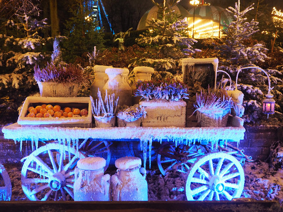 Geschmückter Weihnachtswagen im Tivolo Weihnachtsmarkt in Kopenhagen