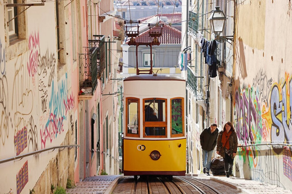 AMA531 Kanaren-Festival & Auszeit im Atlantik - Kreuzfahrt MS Amadea Strassenbahn in Lissabon