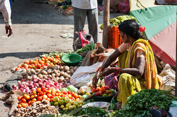 Frau verkauft Gemüse in Indien