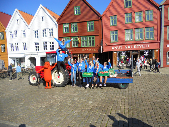 Abiturenten feiern vor den Brüggen das bestandene Examen