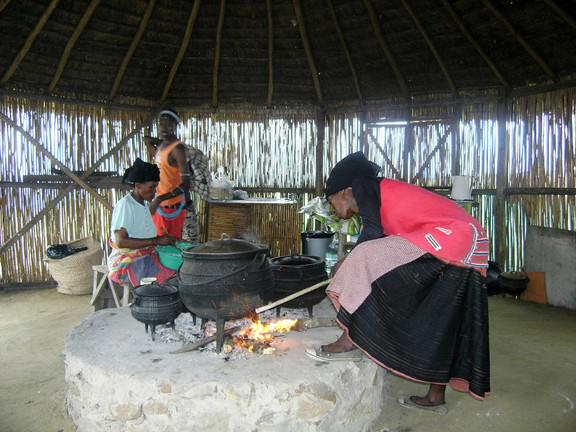 Afrikanische Familie im Bambushaus