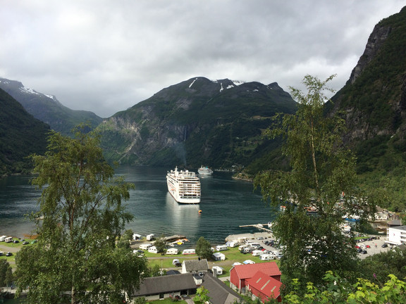 Blick von Geiranger auf den  Fjord