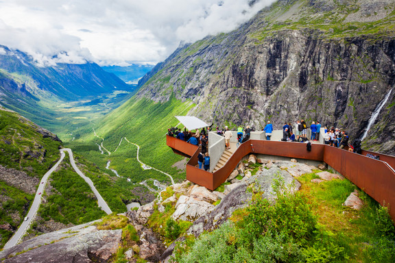 Auf den Spuren der Postschiffe bis ans Nordkap die berühmten Trollstigen bei Andalsnes mit Blick auf das Raumatal