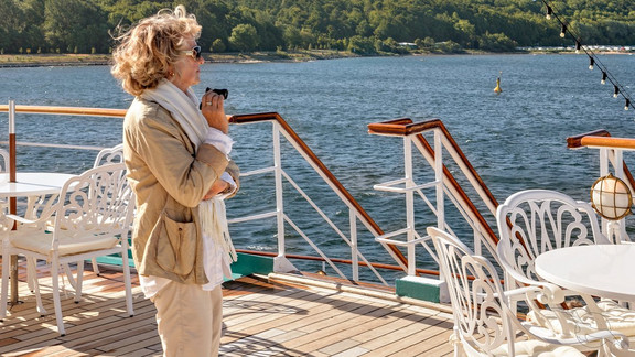 Frau an Deck auf MS Deutschland