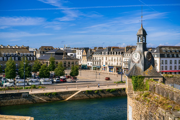 Blick von der Festung auf den Rathausplatz in Concarneau