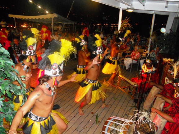 Tänzer auf dem Schiff in der Südsee