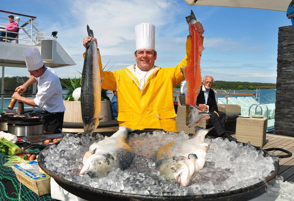 Fischbuffett an Deck von MS Amadea