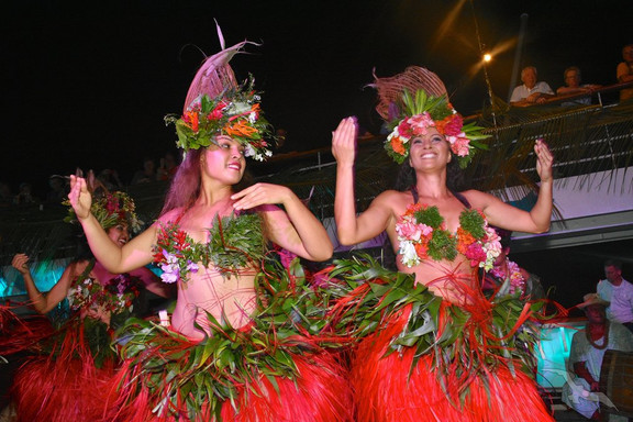Südseemädchen in Pastrock tanzen