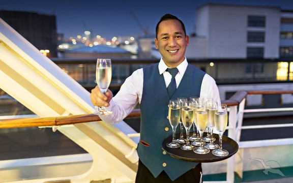Kellner mit Sektglas zur Verabschiedung