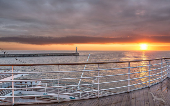 MS Amera fährt den Sonnenuntergang entgegen