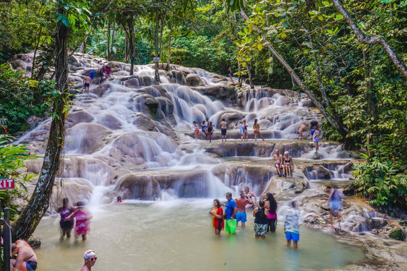 AMA540 Von Jamaika durch die Karibik zu den Azoren - Kreuzfahrt MS Amadea Dunns River Falls in Jamaika