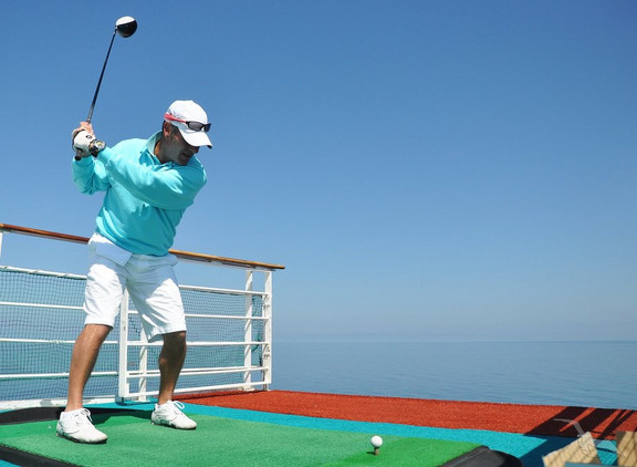Golfabschlag an Bord von MS Amadea