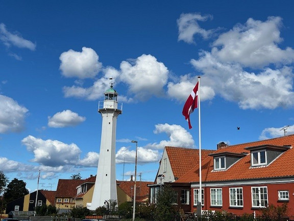 Schnupper-Cruise 2 Leuchtturm mit dänischer Flagge in Bornholm
