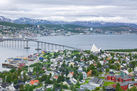 Panoramabild mit Brücke in Tromsö