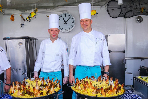 Buffet an Deck an Bord von MS Artania