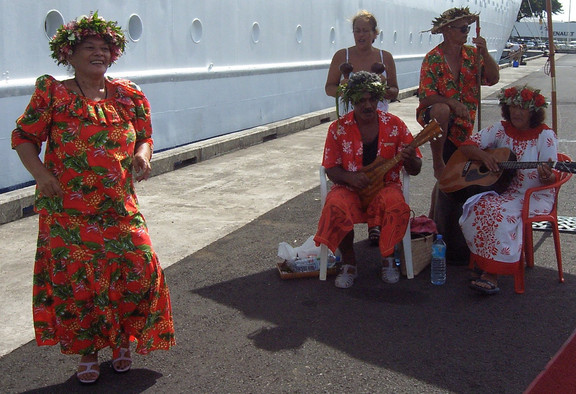 Südsee Band im Hafen begrüßt die Gäste